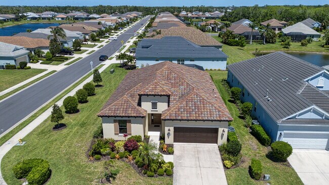 Building Photo - Fully-furnished pool home in Indigo!