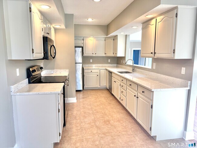 Foto del edificio - 94 Waldron Dr