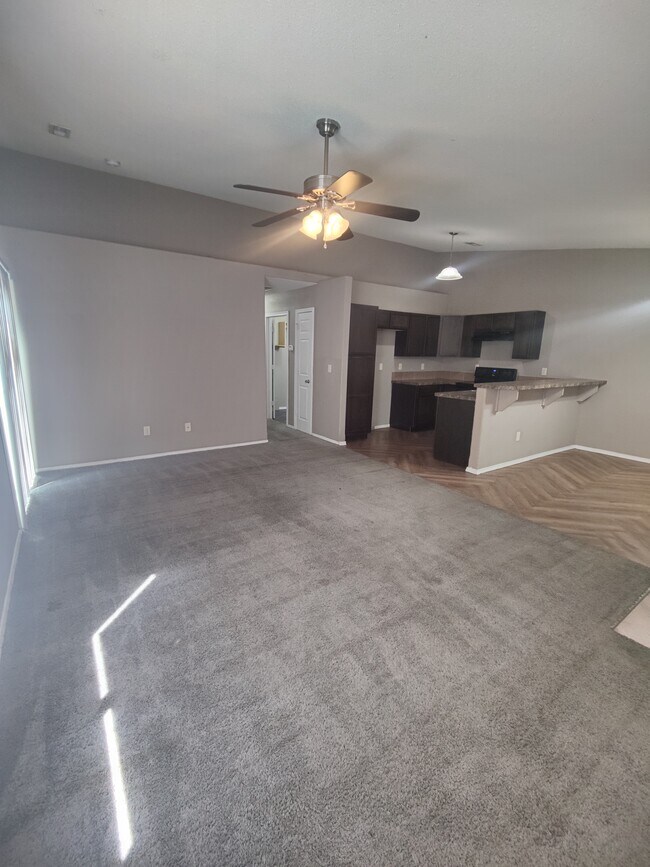 Foto del edificio - 921 N Hoover Rd