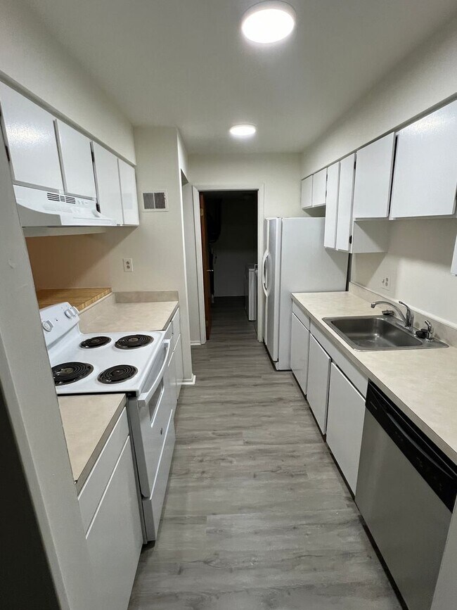 Foto del edificio - Large Townhouse in Virginia Beach with a Fenced Yard!