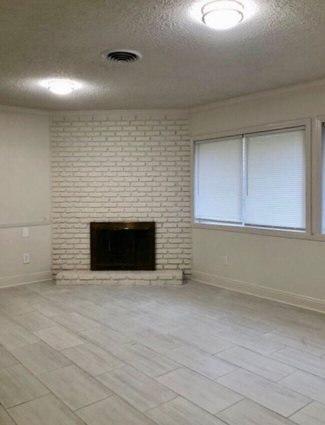 Building Photo - Westminster Location! I-12 at Drusilla/Ess...