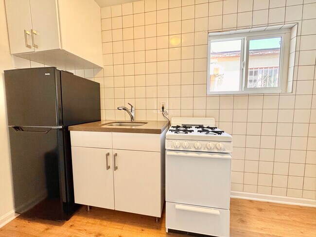 Building Photo - 13117 1/2 Venice Blvd-