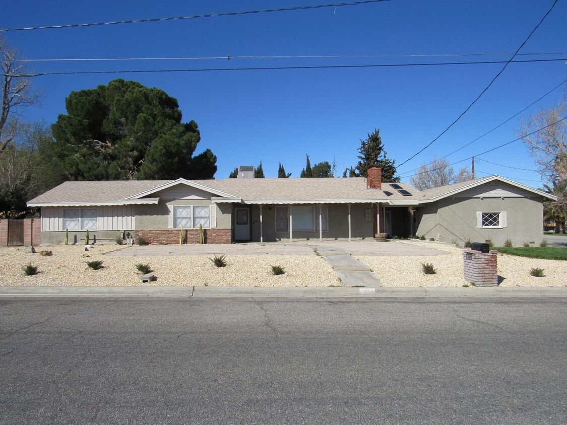 Modern Ranch Style Home in Quartz Hill Area House Rental in Quartz