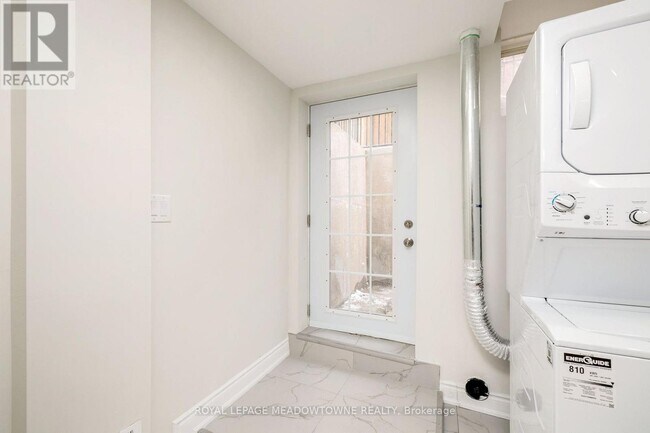 Photo du bâtiment - 1603 Hume Way