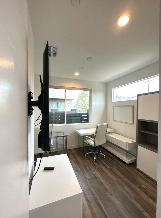 Building Photo - NEW CONSTRUCTION 1600 sq/ft FURNISHED 3BR/...