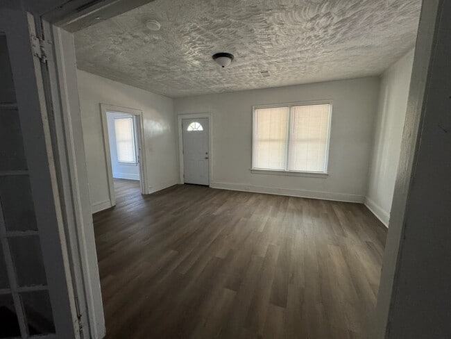 Foto del edificio - 1124 W Lincoln Ave