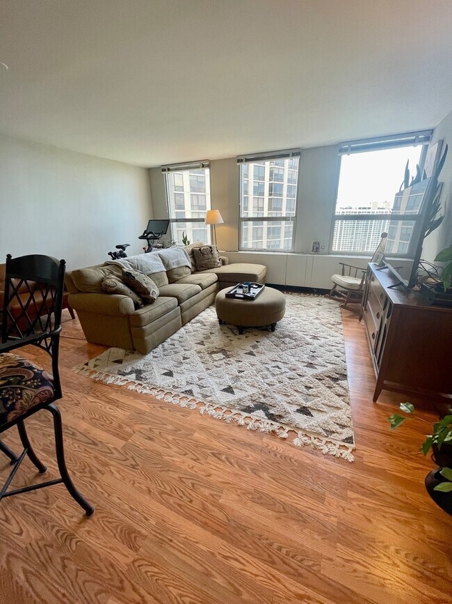 Foto del edificio - 2626 N Lakeview Ave