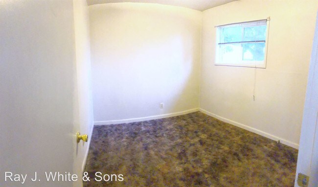 Building Photo - 1334 1/2 Burrell Ave