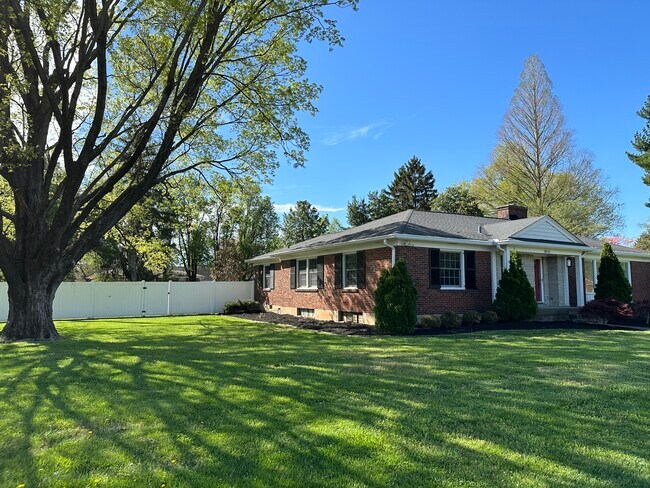 Building Photo - 3016 Meadowview Cir
