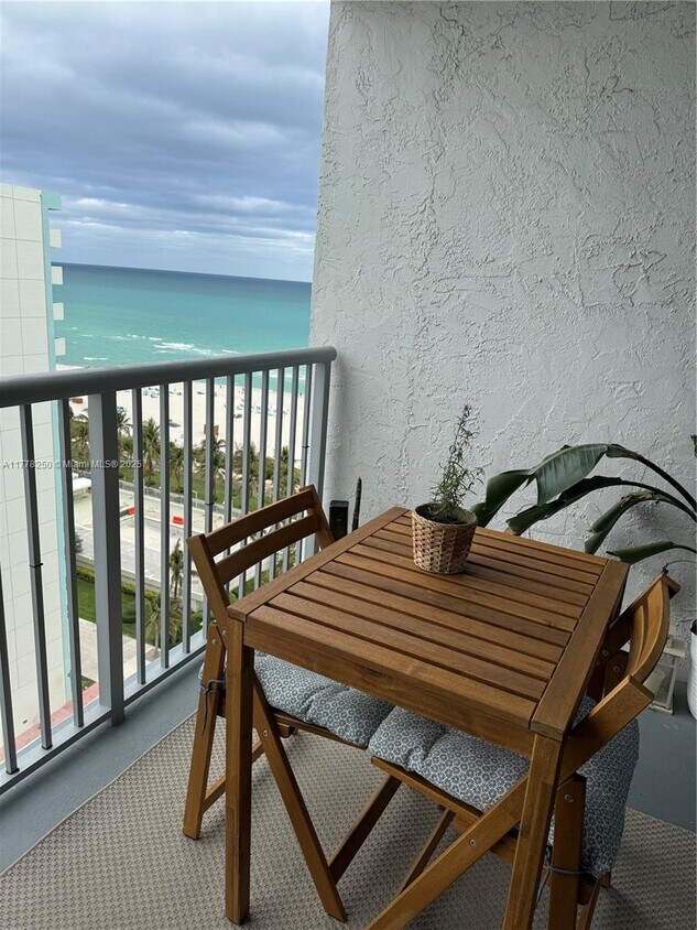 Primary Photo - 2655 Collins Ave
