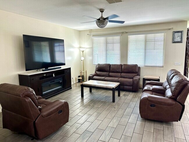 Building Photo - Gorgeous Layton Lakes with pool!