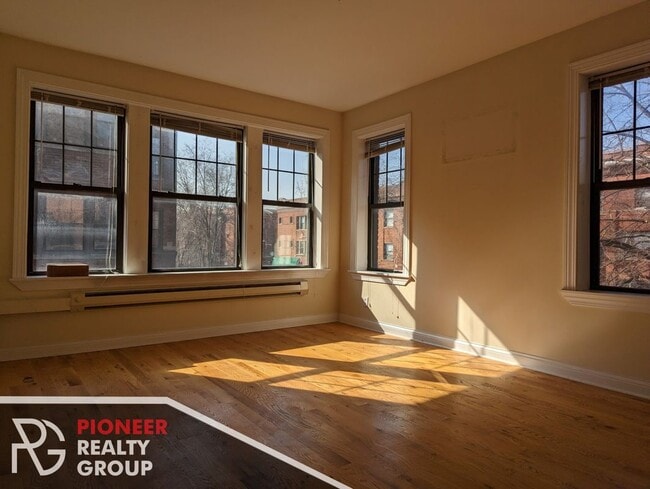 Building Photo - 4407 N Wolcott Ave