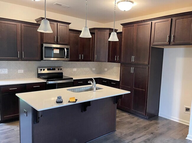 Building Photo - Room in House on Mariners Ct