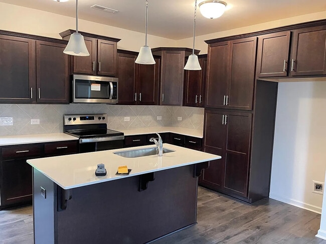 Foto del edificio - Room in House on Mariners Ct