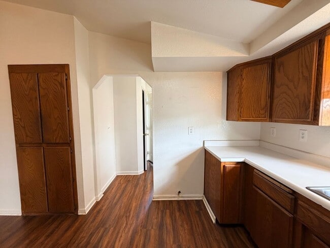 Building Photo - Well maintained home in convenient location w/seasonal landscaping incl.