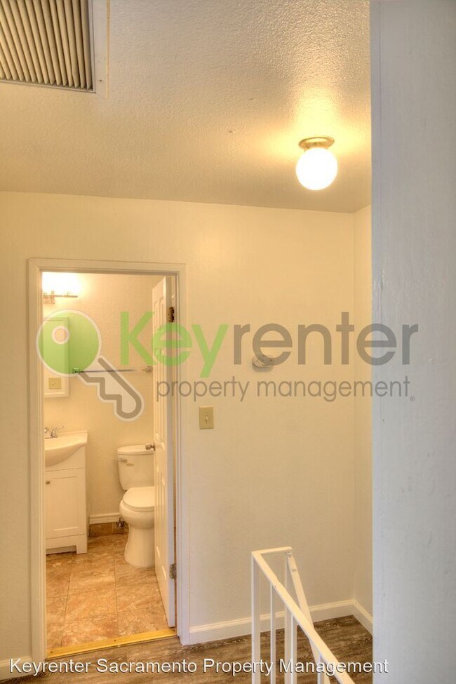 Building Photo - 2 br, 1 bath House - 4504 Greenholme Dr. #3