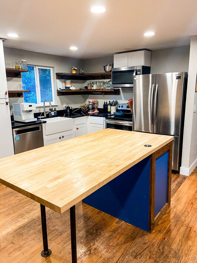 Foto del edificio - 214 Douglas Fir Ave