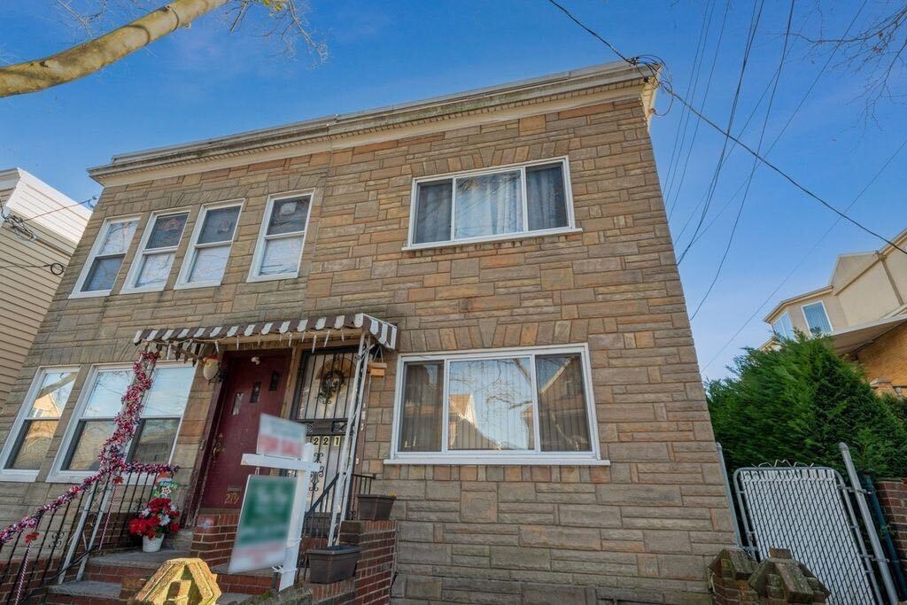 Front - 221 Bay 8th St