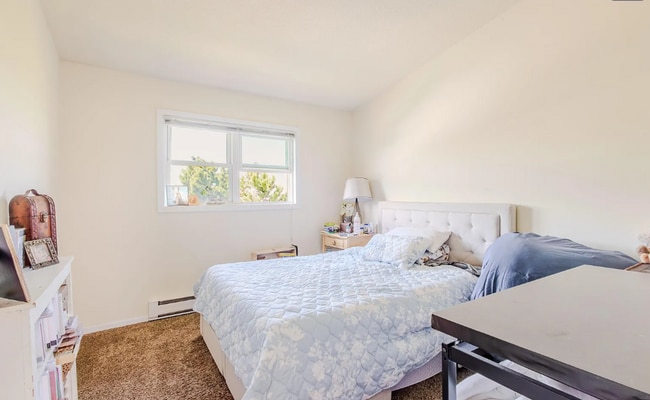 Building Photo - Spacious 3 Bedroom Apartment - AVAILABLE SEPTEMBER