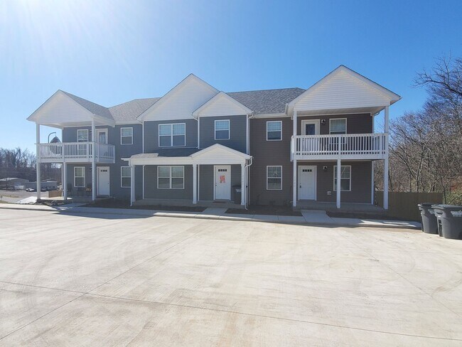 Building Photo - $1650 - 3 Bed 2.5 Bath End Unit Luxury Tow...