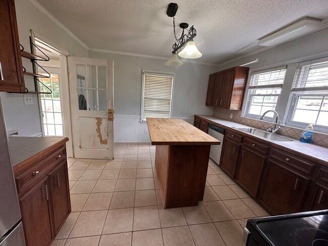 Building Photo - 2 Bedroom One Story Home on Over an Acre Lot