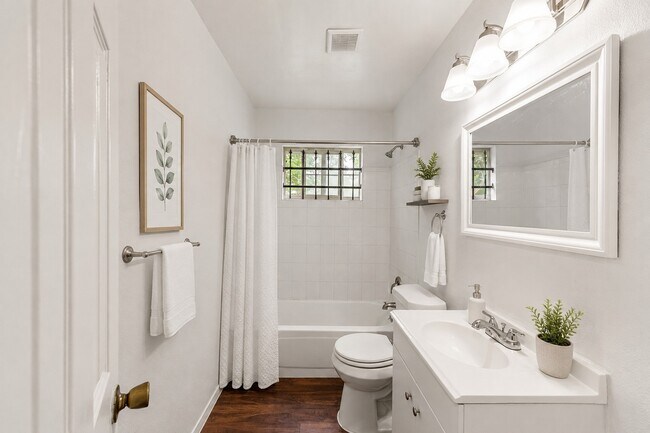 Foto del edificio - 9410 Rosehaven Dr