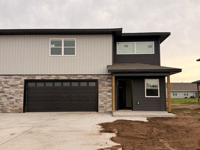 Building Photo - Brand New 3 Bedroom Duplex