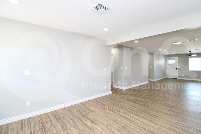 Foto del edificio - 4001 E Apollo Rd