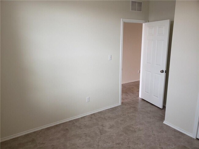 Building Photo - 1105 Cliffbrake Wy