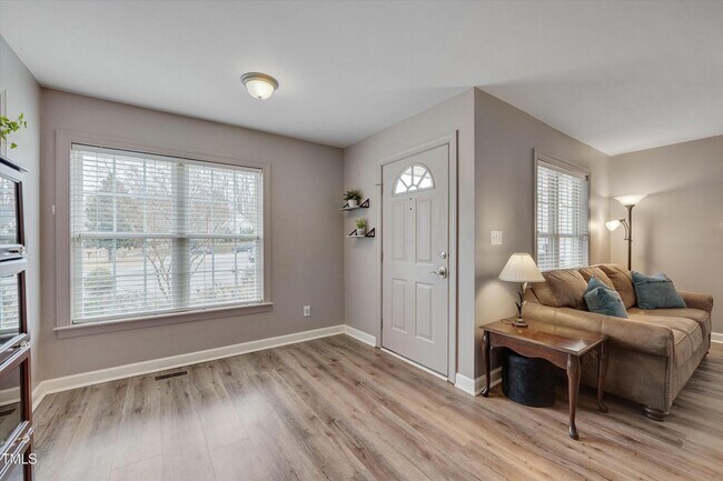 Foto del edificio - Great 3 Bedroom Home on Cul-de-Sac Lot with Garage & Screened Porch