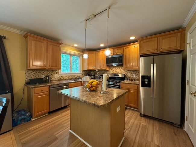 Building Photo - Spacious 2.5 Bed, 1.5 Bath Townhouse in Ch...