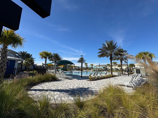 Foto del edificio - $300 OFF OF A MONTH OF RENT!! INTERNET INCLUDED! Modern 3 Bedroom, 2 Bathroom Townhome in Prime L...