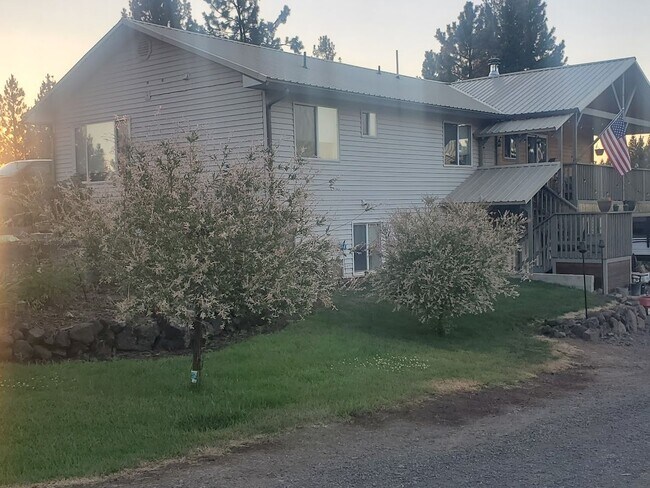 Building Photo - Gorgeous 4 bedroom 3 bathroom Kamiah house...
