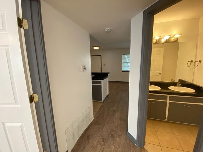 Building Photo - AVAILABLE:  2 BR-1 BA Hyde Park Condo / Laminate Wood Floors / Close to UT and Downtown