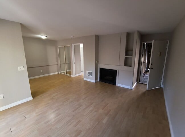 Building Photo - Lower Unit In Scripps Woods