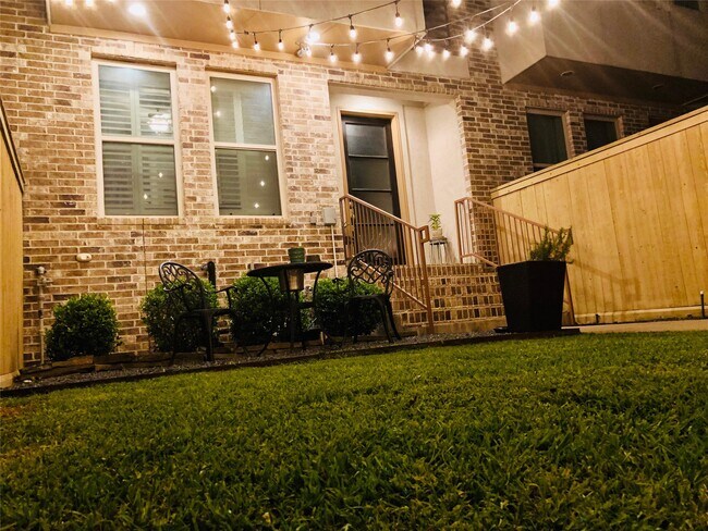 Foto del edificio - 115 E 2nd St