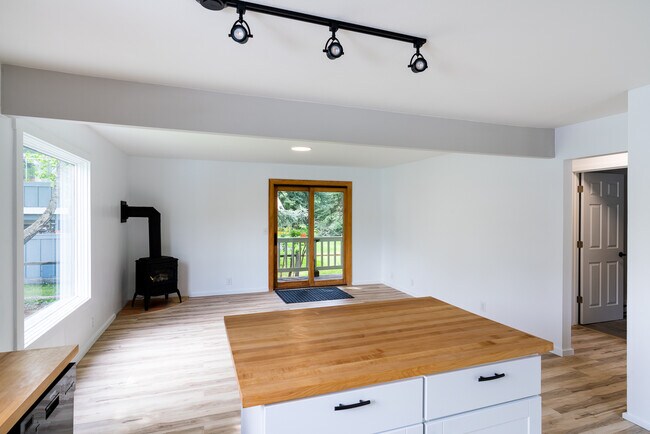 Foto del edificio - 121 Pinewood Ln