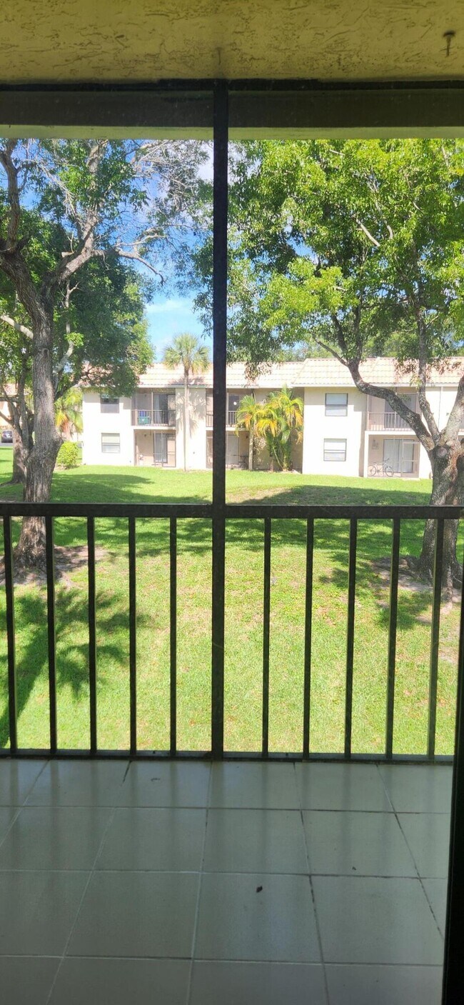 Foto del edificio - 6832 Palmetto Cir S