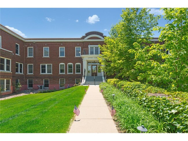 Building Photo - 2040 Como Ave