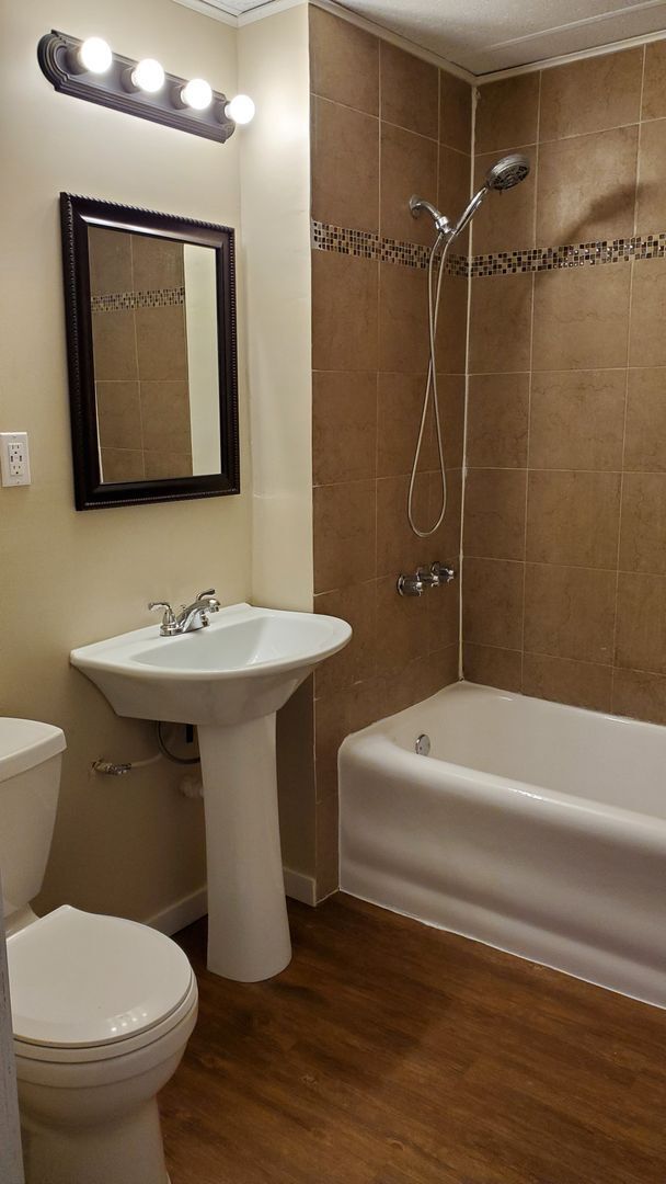 Foto del edificio - Newly Remodeled Huge 4 Bedroom + Office 3 ...