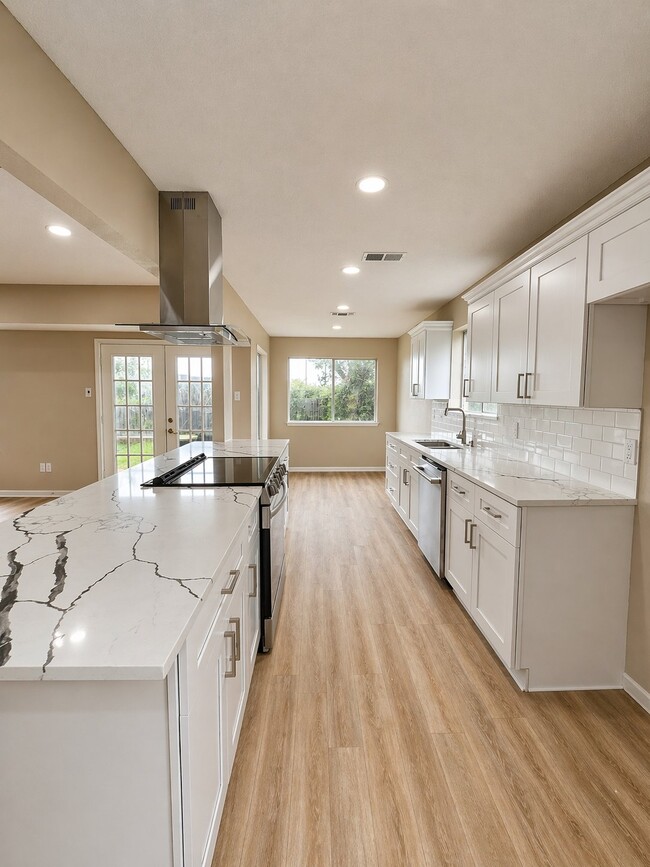 Building Photo - 214 Oleander St