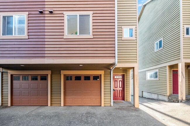 Foto del edificio - 3 bedroom Greenwood townhome with a view!