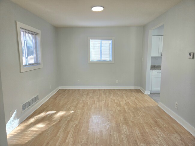 Building Photo - 324 Rosewood Ave