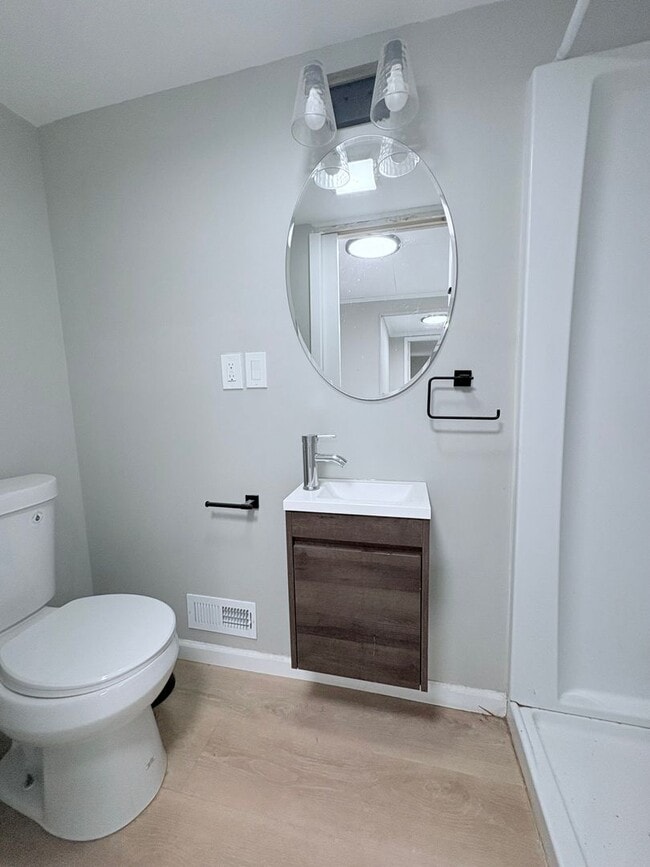 Building Photo - Newly Renovated 4 Bed, 1.5 Bath with 2 Bonus Rooms!