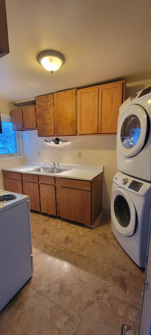 Building Photo - Pet Friendly 2 Bedroom Apartment ! Heat In...