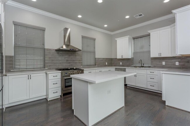 Building Photo - 4501 Larch Ln