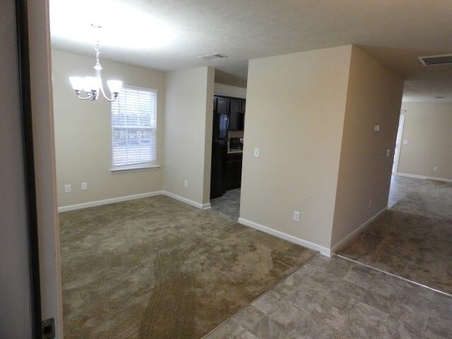 Building Photo - 194 Lyndhurst Dr