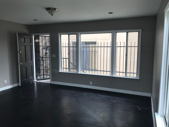 Foto del edificio - 1241 W 102nd St