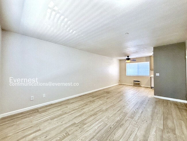 Building Photo - 522 Serrano Ave