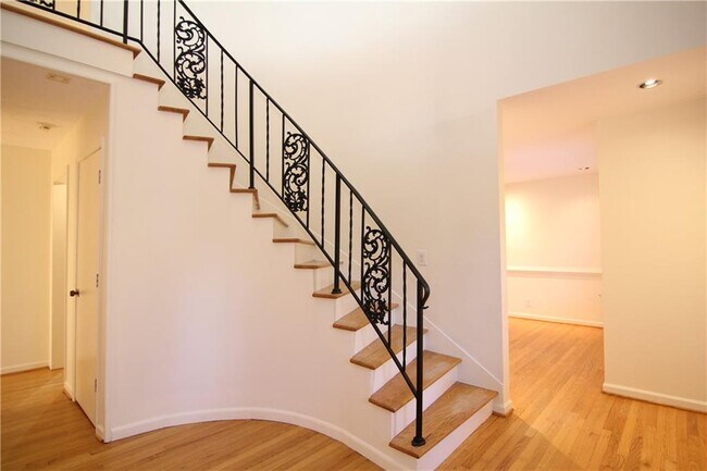 Foto del edificio - 1845 S Johnson Ferry Rd NE